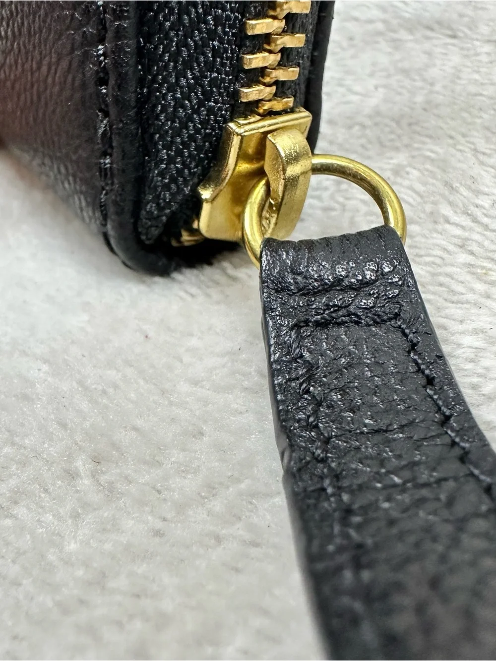 Fossil Black Cowhide Leather Zip Around Wallet Gold Hardware Pebbled Clutch